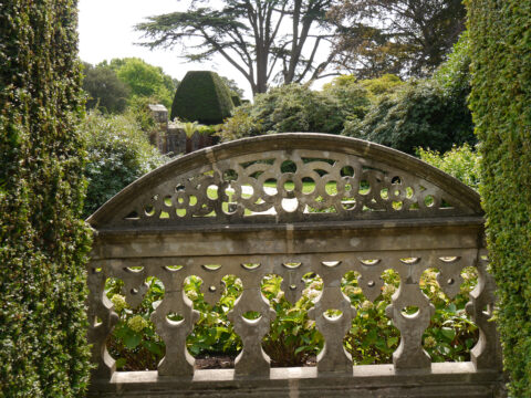 filigrane Steinmetz-Arbeit am Ende des Mauer-Gartens, Nymans Gardens