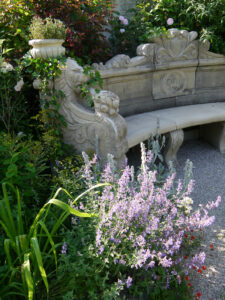Die opulente, mediterrane Steinbank im "Goldenen Garten", Garten Petra Steiner 