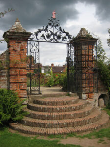 Schmiedeeisernes Tor aus dem Eibengarten zum Packwood House führend