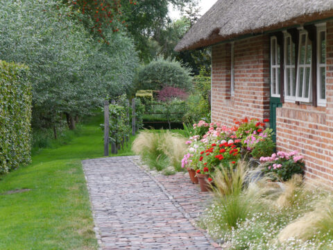 Hausseite und Weg in den Visitengarten von Moorriem, links Beginn des Wirtschaftsweges