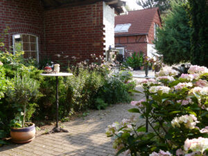 Pferdestall und Nebengebäude  im Landhausgarten Hantelmann