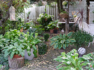 Vor dem Pferdestall gibt es viele Sitzplätze im Landhausgarten Hantelmann