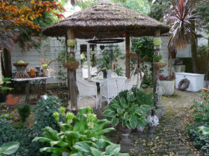 Reetgedeckter Pavillon im Landhausgarten Hantelmann