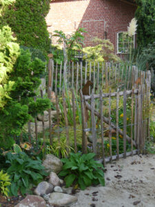 Teich im Zwergenland im Landhausgarten Hantelmann