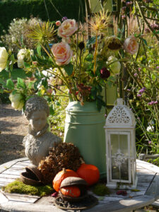 Tischdekoration im weißen Senkgarten  im Landhausgarten Hantelmann