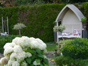 Philosophenbank im Senkgarten des Landhausgartens Hantelmann