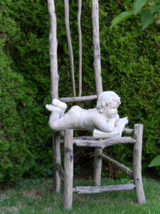 nette Deko im weißen Senkgarten des Landhausgartens Hantelmann