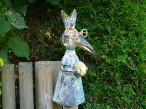 Hecken, Zäune, Tore und Rosenbögen gliedern den Gartenrundgang im Landhausgarten Hantelmann