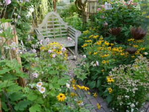 Gartenraum mit Sessel im Landhausgarten Hantelmann