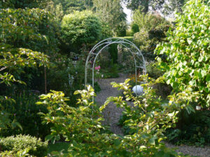 Blick in den hinteren Gartenbereich des Landhausgartens Hantelmann