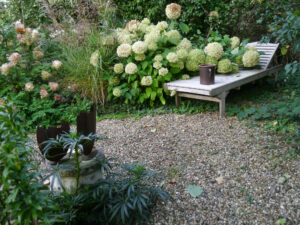 Hydrangea 'Annabelle' ruht auf der Liege aus im Landhausgarten Hantelmann