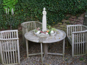 Sitzplatz im kleinen Senkgarten im Landhausgarten Hantelmann