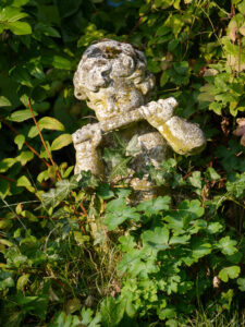 Kleiner Flötenspieler im Rosenparadies im Landhausgarten Hantelmann