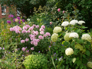 Einfahrt in den Landhausgarten Hantelmann