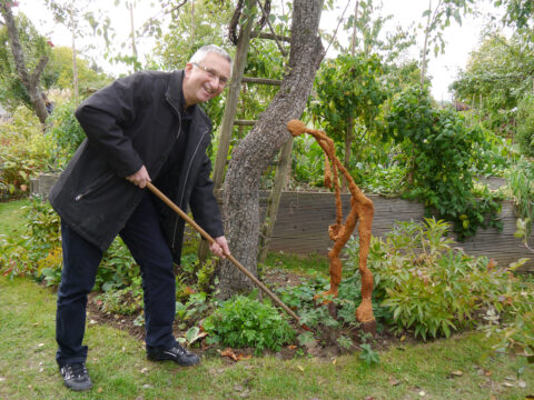 Reinhard Schneider imitiert seine Skulptur des "Hackers" 2018 im Garten Pecoraro-Schneider