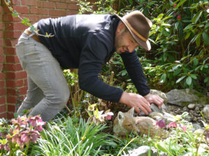 Sebastian Raschauer, mein Neffe, installiert jährlich den Bachfilter in Wurzerlsgarten