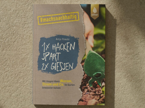 Cover vom Ulmer Buch der #machsnachhaltig-Reihe "1 x HACKEN SPART 2 x GIESSEN