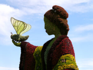 Eine der riesengroßen Figuren aus Pflanzen auf der Expo 2016