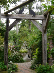 Pergola im Schattengarten Picker