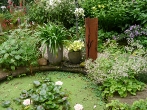 Kleines Wasserbassin im Schattengarten Picker
