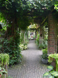 Die Pergola die Sonne und Schatten trennt im Garten Picker