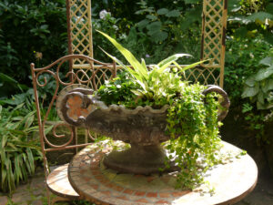 Im Pavillon auf dem Wall im Garten Picker