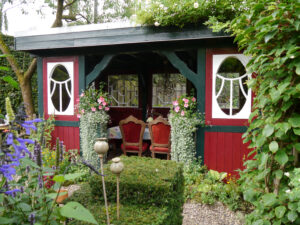 Vornehm tafelt man im Bauerngarten des Gartens Picker