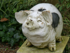 Schweineskulptur im Schattengarten Els de Boer