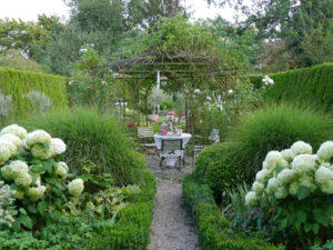 weißer Senkgarten im Landhausgarten Hantelmann