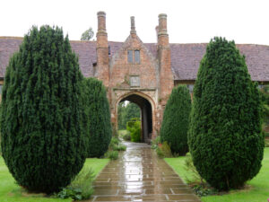 Vier Säuleneiben flankieren den Weg durch den Oberen Hof in Sissinghurst