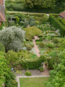 Der weiße Garten von Sissinghurst vom Turm aus