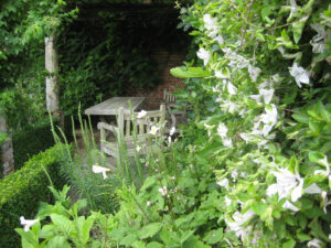 Der Frühstücksplatz im weißen Garten von Sissinghurst.