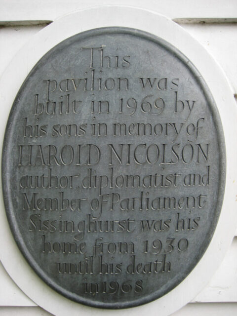 Erinnerungsplakette an Harold Nicolson im Pavillon
