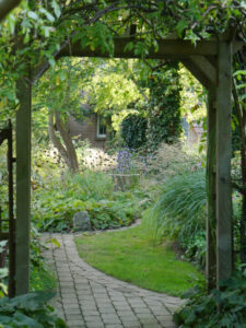 Der ältere Schattengarten im Garten Pristin