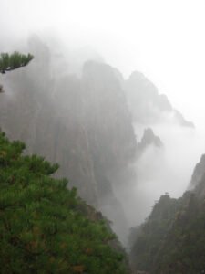 Nebel im Huangshan Gebirge in China
