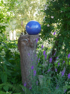 Ein Platz für die Blaue Stunde im Garten von Renate Stengel