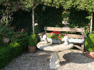 Sitzplatz mit Spiegel in Adas Garten. 