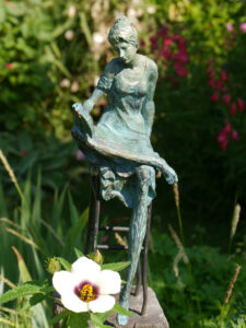 "Lesende", Skulptur in Adas Garten