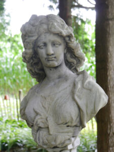 Skulptur im Waldgarten Anneliese Kisfeld