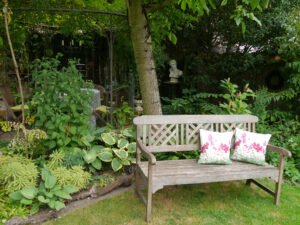 Sitzen kann man überall im Garten Hildegard Rave.
