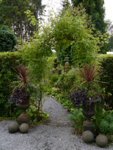 Eingang zum historischen Rosengarten im Garten Ulbrich