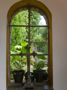 Blick aus dem Fenster der Hochzeitskapelle im Garten Ulbrich