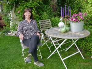 Brigitte Bergschneider in ihrem Garten