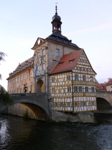 Das alte Rathaus mitten in der Regnitz die durch Bamberg fließt.