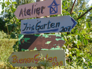 Wegweiser im Schaugarten Bibelskirch