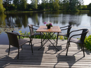 Sitzplatz am Ufer des großen Teichs im Wassergarten Meinhard