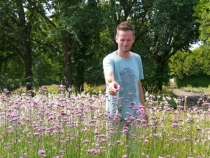 Torsten Tjarks flirtet mit Distelfaltern zwischen Gaura und Verbena in der Gärtnerei Mühring.