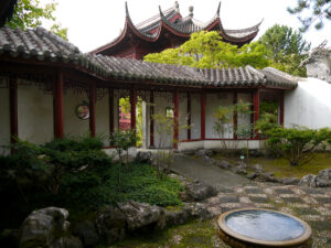 Im Hof der „Begrüßenden Düfte“ im chinesischen Garten des Hortus Groningen