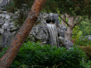 Der Wasserfall in der Steinformation des Ming Gartens Groningen