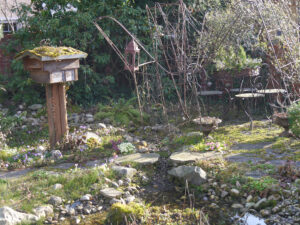 Die zusammengebrochene Rosenpergola in Wurzerlsgarten